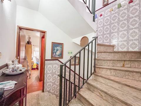 Moradia V3 para Remodelar em plena Zona Histórica