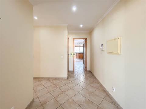 Apartamento T3 na Quinta da Carapalha com Lareira, Varandas e Lugar de Garagem Duplo