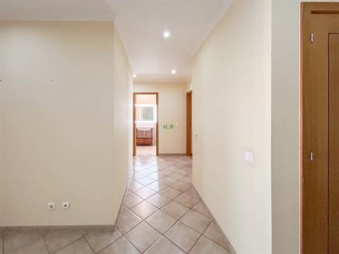Apartamento T3 na Quinta da Carapalha com Lareira, Varandas e Lugar de Garagem Duplo