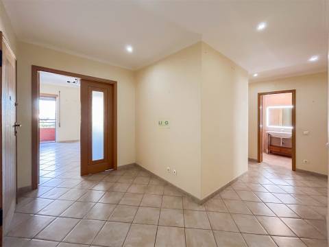 Apartamento T3 na Quinta da Carapalha com Lareira, Varandas e Lugar de Garagem Duplo