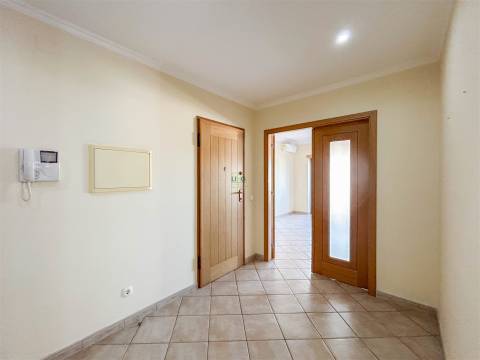 Apartamento T3 na Quinta da Carapalha com Lareira, Varandas e Lugar de Garagem Duplo