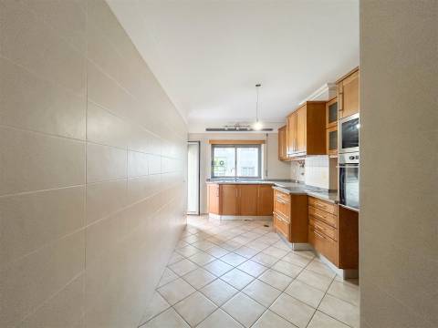 Apartamento T3 na Quinta da Carapalha com Lareira, Varandas e Lugar de Garagem Duplo