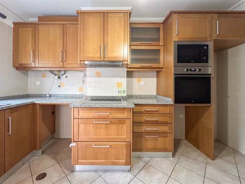 Apartamento T3 na Quinta da Carapalha com Lareira, Varandas e Lugar de Garagem Duplo