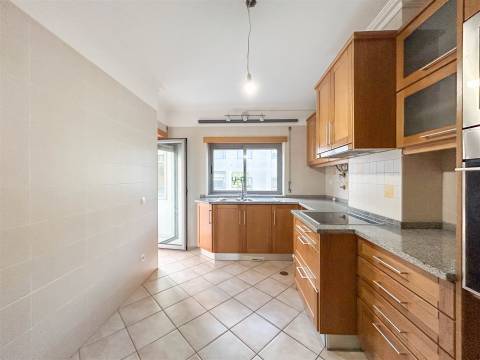 Apartamento T3 na Quinta da Carapalha com Lareira, Varandas e Lugar de Garagem Duplo