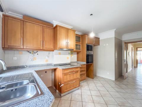 Apartamento T3 na Quinta da Carapalha com Lareira, Varandas e Lugar de Garagem Duplo