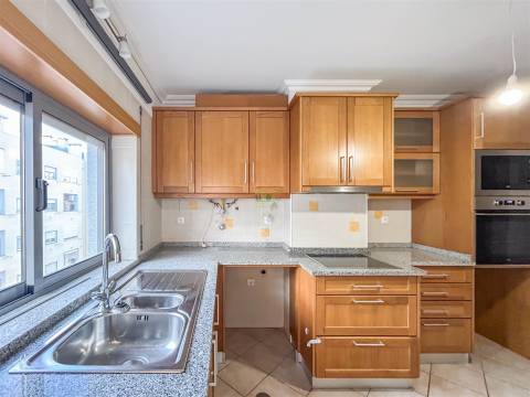 Apartamento T3 na Quinta da Carapalha com Lareira, Varandas e Lugar de Garagem Duplo