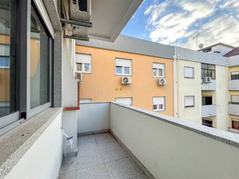 Apartamento T3 na Quinta da Carapalha com Lareira, Varandas e Lugar de Garagem Duplo