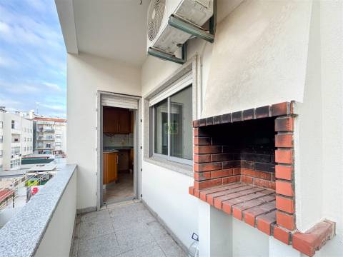 Apartamento T3 na Quinta da Carapalha com Lareira, Varandas e Lugar de Garagem Duplo