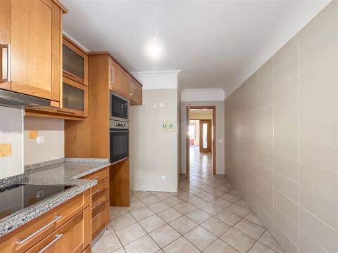 Apartamento T3 na Quinta da Carapalha com Lareira, Varandas e Lugar de Garagem Duplo