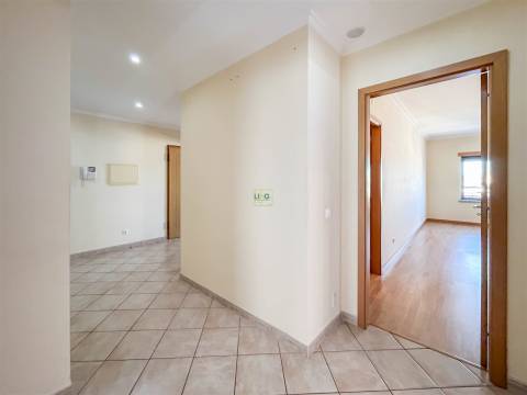 Apartamento T3 na Quinta da Carapalha com Lareira, Varandas e Lugar de Garagem Duplo