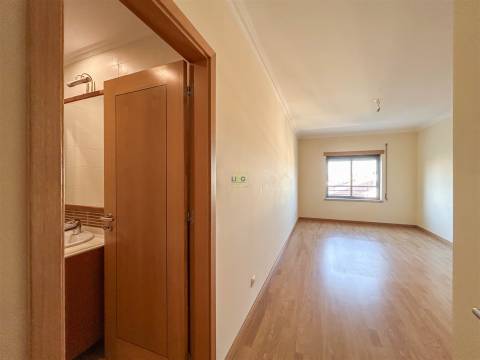 Apartamento T3 na Quinta da Carapalha com Lareira, Varandas e Lugar de Garagem Duplo