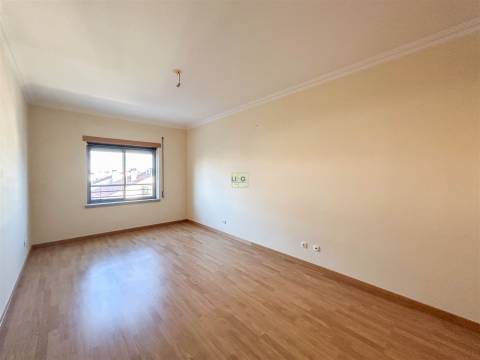 Apartamento T3 na Quinta da Carapalha com Lareira, Varandas e Lugar de Garagem Duplo