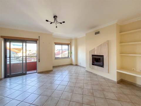 Apartamento T3 na Quinta da Carapalha com Lareira, Varandas e Lugar de Garagem Duplo