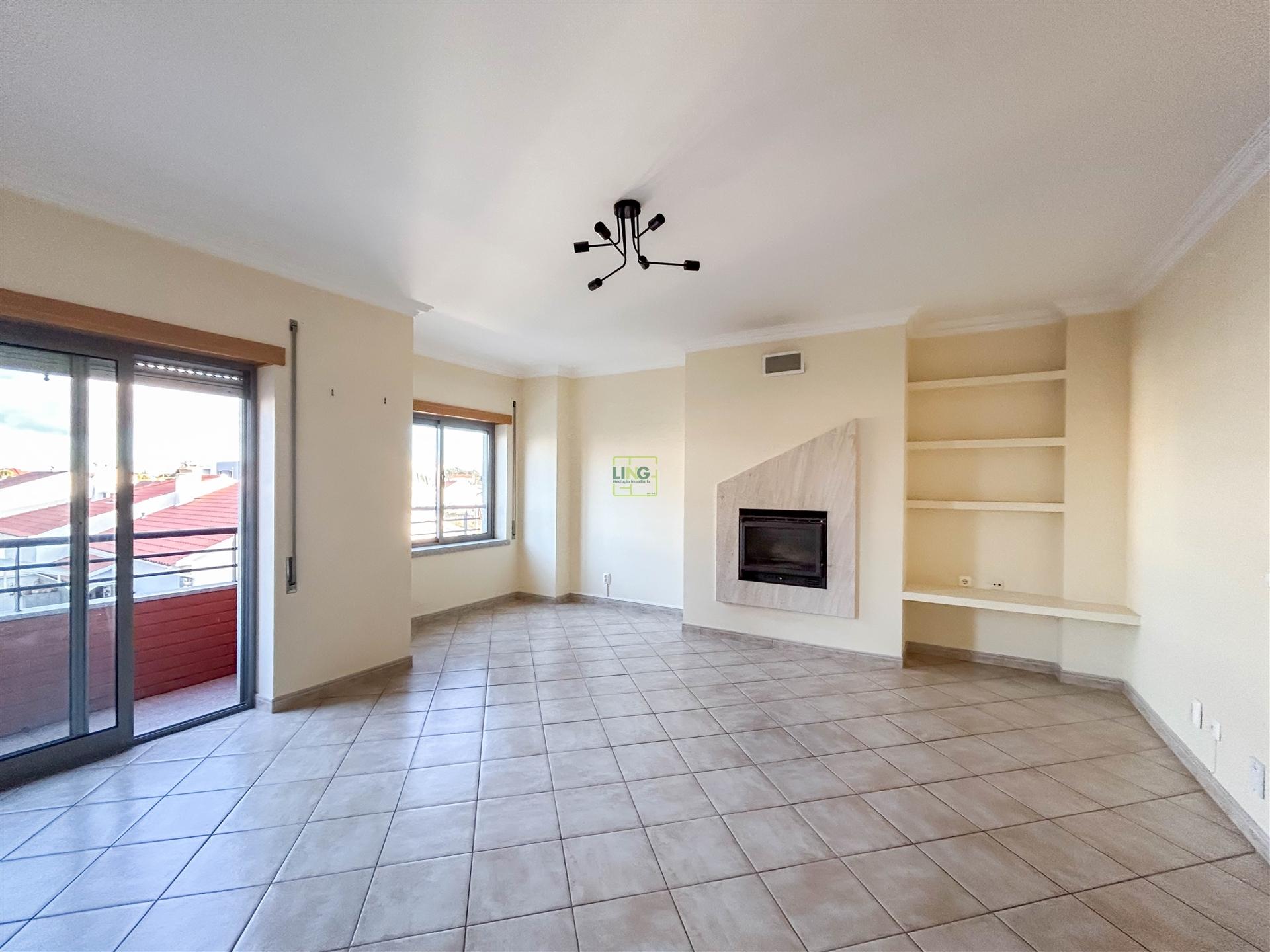 Apartamento T3 na Quinta da Carapalha com Lareira, Varandas e Lugar de Garagem Duplo