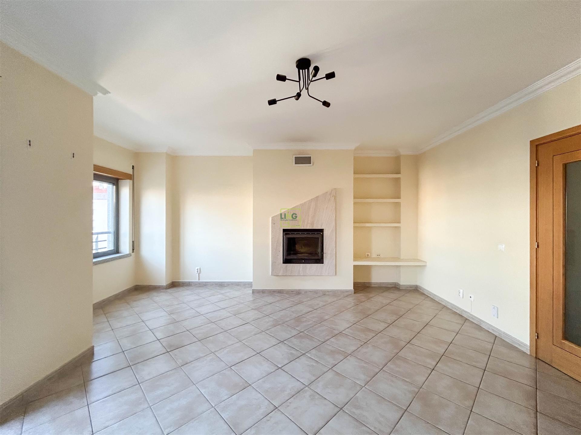 Apartamento T3 na Quinta da Carapalha com Lareira, Varandas e Lugar de Garagem Duplo