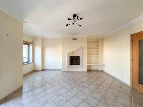 Apartamento T3 na Quinta da Carapalha com Lareira, Varandas e Lugar de Garagem Duplo