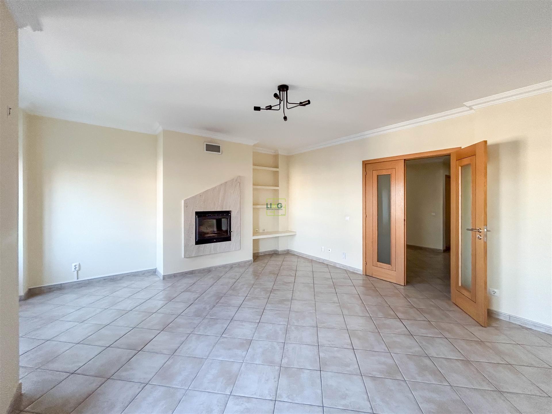 Apartamento T3 na Quinta da Carapalha com Lareira, Varandas e Lugar de Garagem Duplo