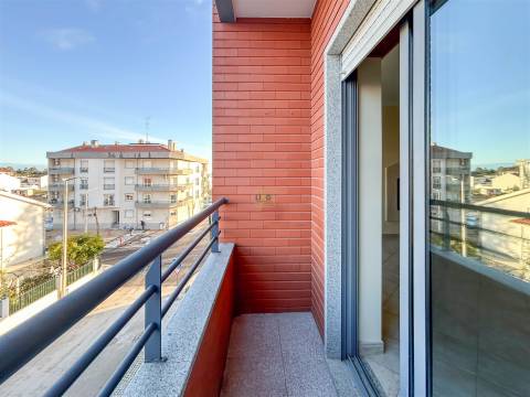 Apartamento T3 na Quinta da Carapalha com Lareira, Varandas e Lugar de Garagem Duplo