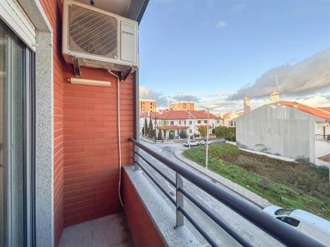 Apartamento T3 na Quinta da Carapalha com Lareira, Varandas e Lugar de Garagem Duplo