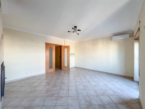 Apartamento T3 na Quinta da Carapalha com Lareira, Varandas e Lugar de Garagem Duplo