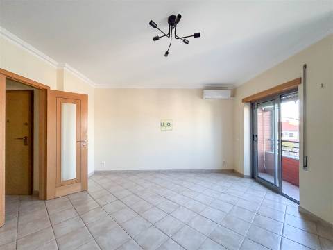 Apartamento T3 na Quinta da Carapalha com Lareira, Varandas e Lugar de Garagem Duplo