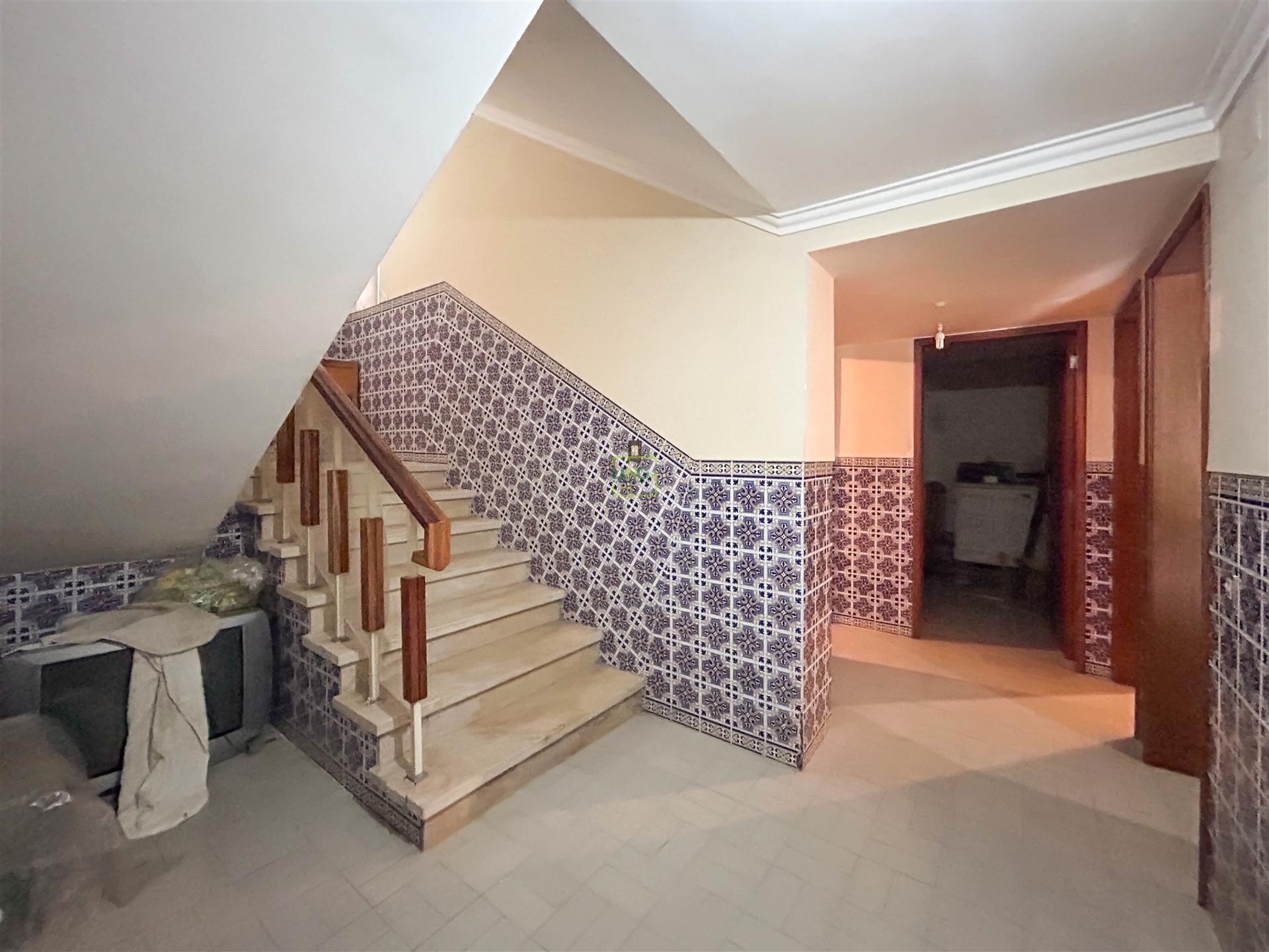 Moradia T5 Independente na Zebreira – 694 m2 de Área Bruta com Garagem