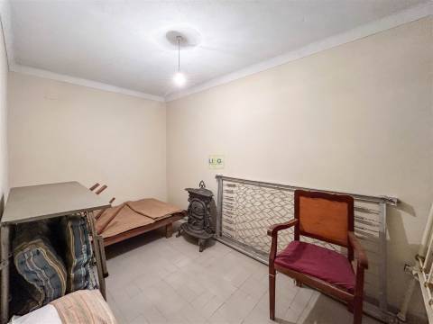 Moradia T5 Independente na Zebreira – 694 m2 de Área Bruta com Garagem