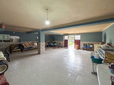 Moradia T5 Independente na Zebreira – 694 m2 de Área Bruta com Garagem