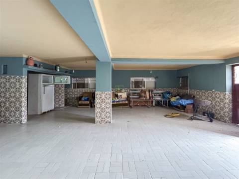 Moradia T5 Independente na Zebreira – 694 m2 de Área Bruta com Garagem