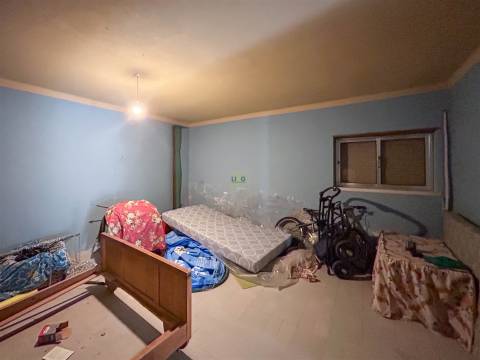 Moradia T5 Independente na Zebreira – 694 m2 de Área Bruta com Garagem