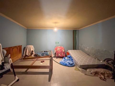 Moradia T5 Independente na Zebreira – 694 m2 de Área Bruta com Garagem