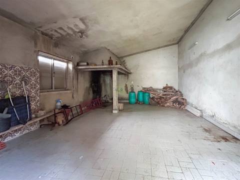 Moradia T5 Independente na Zebreira – 694 m2 de Área Bruta com Garagem