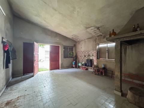 Moradia T5 Independente na Zebreira – 694 m2 de Área Bruta com Garagem