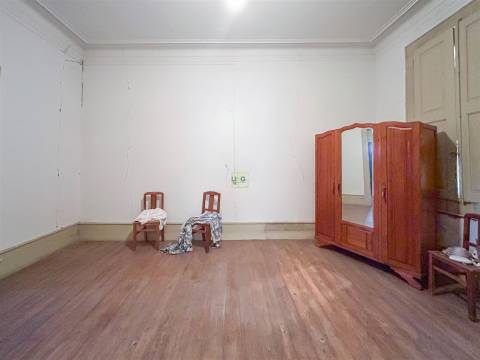 Moradia com Quintal em Alcains