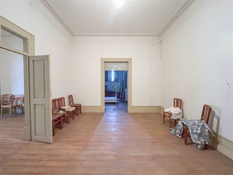 Moradia com Quintal em Alcains