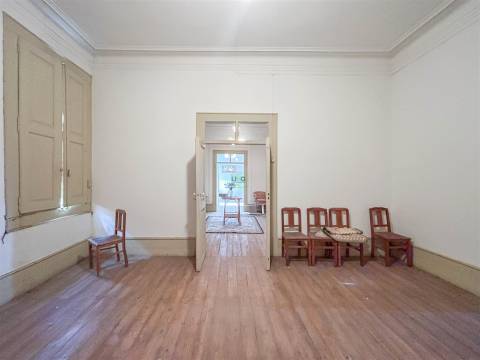 Moradia com Quintal em Alcains