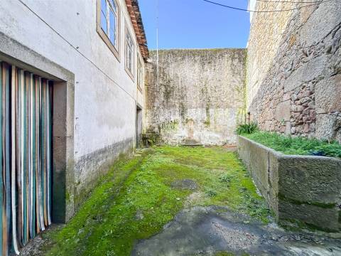 Moradia com Quintal em Alcains