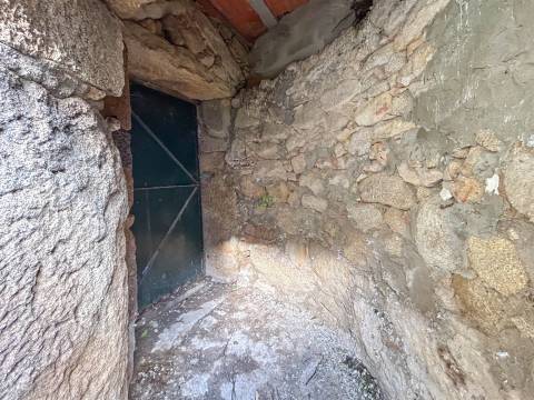 Moradia com Quintal em Alcains