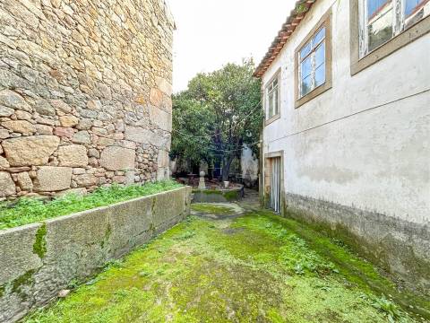 Moradia com Quintal em Alcains