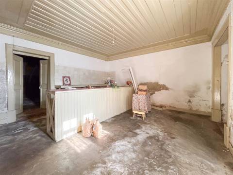 Moradia com Quintal em Alcains