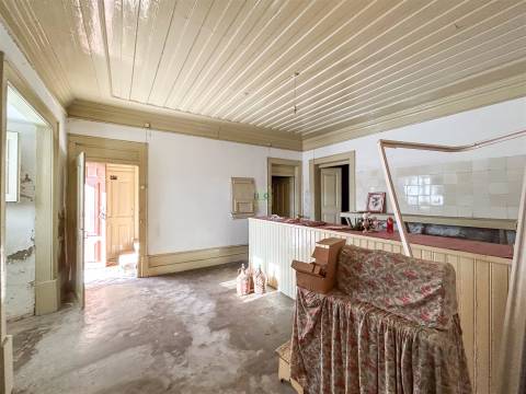 Moradia com Quintal em Alcains