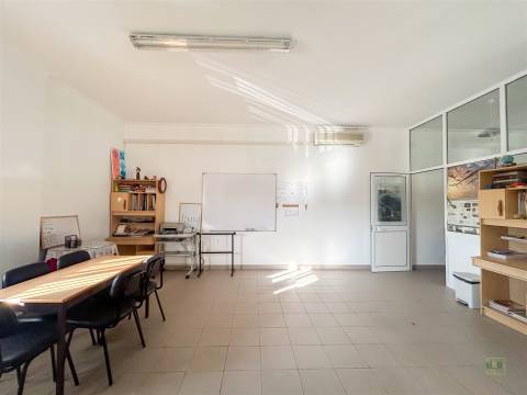 Espaço para Serviços/Explicações 93m2 | Av. Espanha, Castelo Branco