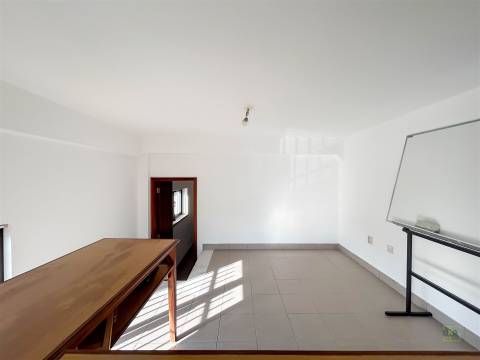 Espaço para Serviços/Explicações 93m2 | Av. Espanha, Castelo Branco