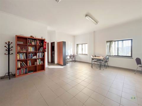 Espaço para Serviços/Explicações 93m2 | Av. Espanha, Castelo Branco