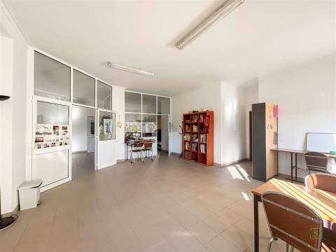 Espaço para Serviços/Explicações 93m2 | Av. Espanha, Castelo Branco