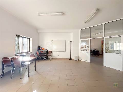 Espaço para Serviços/Explicações 93m2 | Av. Espanha, Castelo Branco