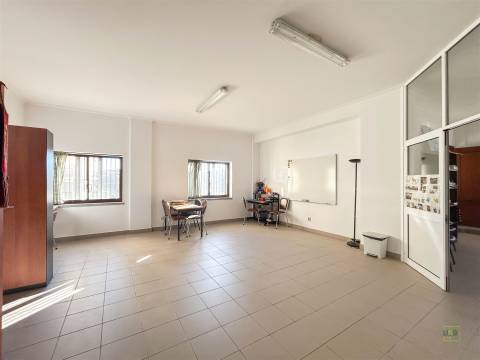 Espaço para Serviços/Explicações 93m2 | Av. Espanha, Castelo Branco