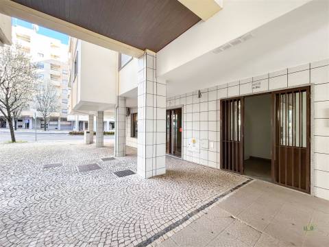 Espaço para Serviços/Explicações 93m2 | Av. Espanha, Castelo Branco