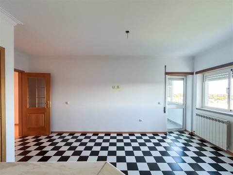T4 com Excelentes Áreas, Varanda e Lareira – Quinta da Carapalha