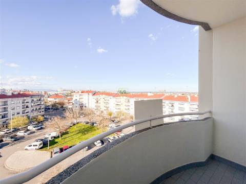 T4 com Excelentes Áreas, Varanda e Lareira – Quinta da Carapalha
